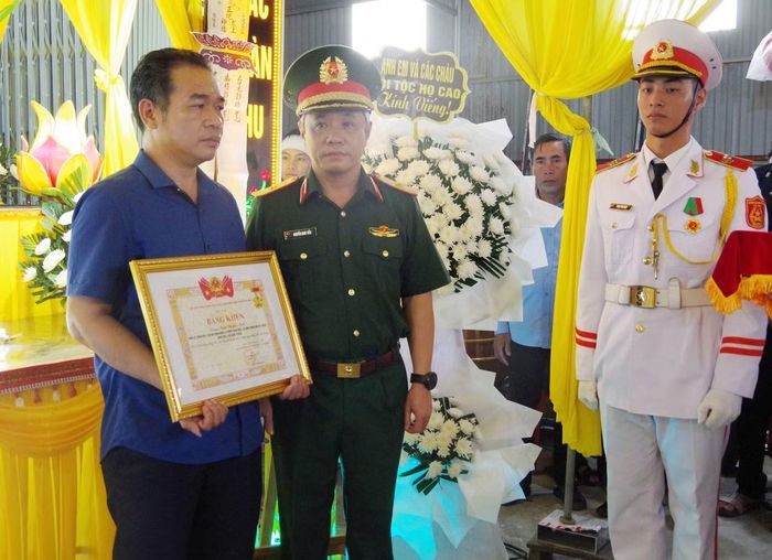 Thiếu tướng Nguyễn Nam Tiến trao Bằng khen của Trung ương Đoàn TNCS Hồ Chí Minh cho đại diện thân nhân của Trung sĩ Cao Tuấn Anh.