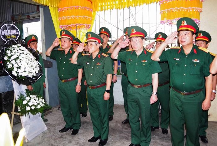 Đoàn công tác Quân khu 3 dành phút mặc niệm Trung sĩ Cao Tuấn Anh.