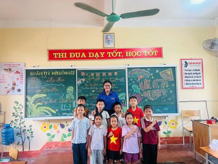 Tại xã Kỳ Hoa, các lớp học miễn phí dành cho trẻ em có hoàn cảnh khó khăn được tổ chức với nhiều nội dung đa dạng như tiếng Anh, hội họa và kỹ năng sống, giúp các em có thêm sân chơi bổ ích.