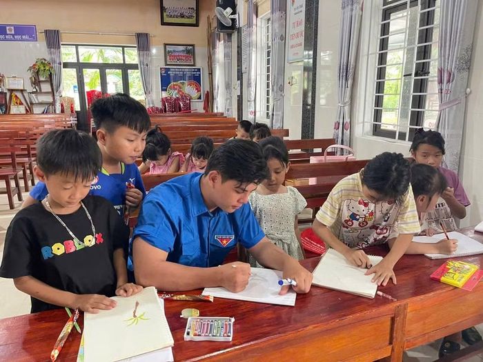  Tại xã Sơn Tây, lớp vẽ miễn phí﻿ được tổ chức tại Ngôi nhà trí tuệ thôn Hà Chua mang đến một không gian khác biệt. Hoạt động này do Đoàn trường THPT Cao Thắng tổ chức với mong muốn tạo sân chơi cho các em được thỏa sức sáng tạo, rèn luyện sự kiên nhẫn và tự tin thể hiện ý tưởng của mình. 