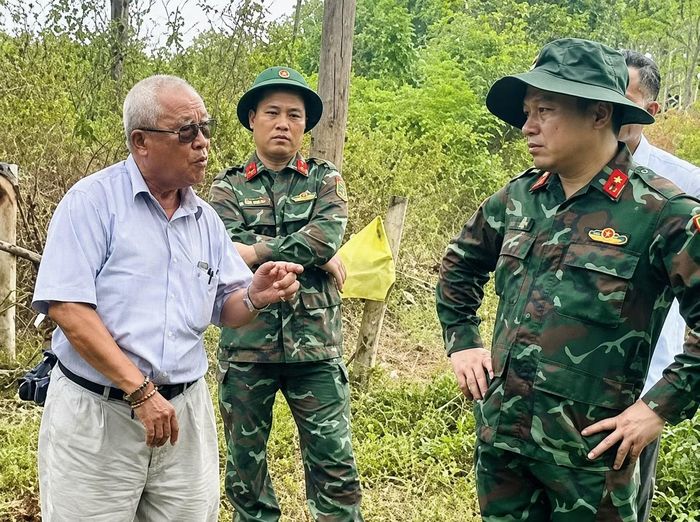 Nhân chứng đang trao đổi với lực lượng chức năng tại hiện trường.