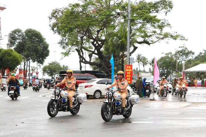 Các lực lượng diễu hành tuyên truyền trên các tuyến đường trọng điểm của đặc khu Phú Quốc. Ảnh: Tiến Dũng.