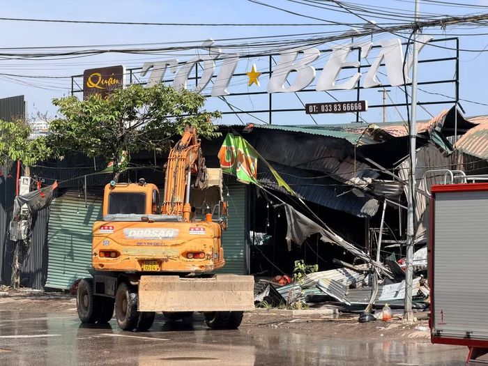Máy xúc được huy động phá dỡ tôn.