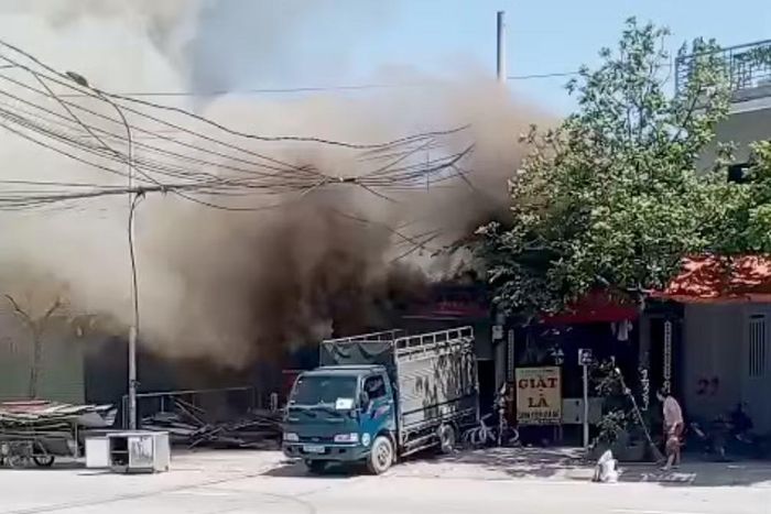 Khói bốc lên cuồn cuộn tại cửa hàng phế liệu.