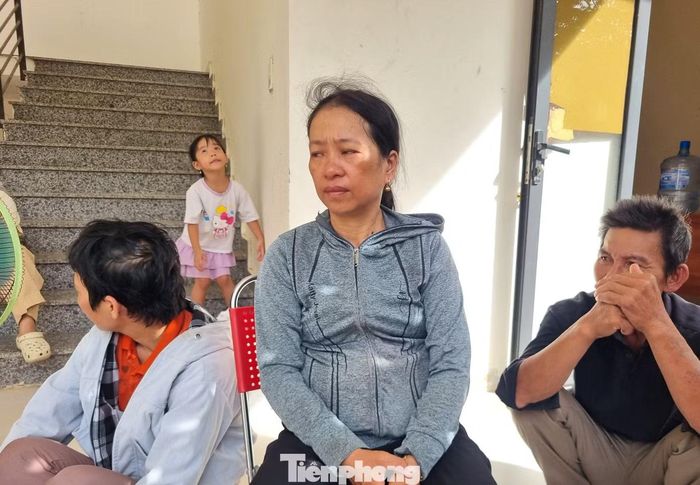 Bà Lê Thị Lộc, mẹ chị P. khóc ngóng tin con sau hơn một ngày trời mất tích. (Ảnh: Thanh Hiền)
