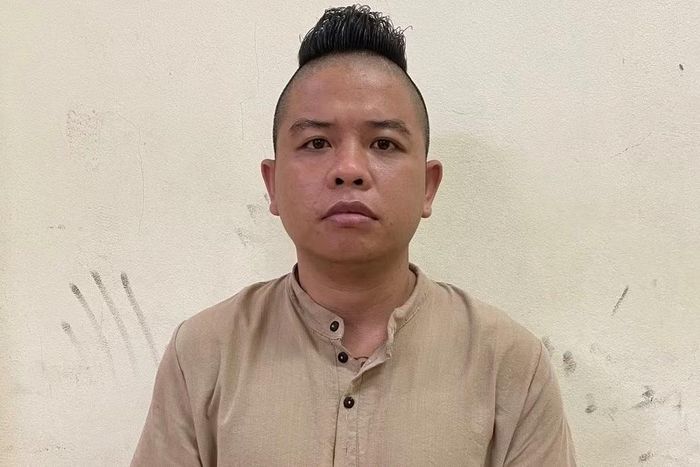 Dương Minh Tuyền nổi lên từ các video livestream chửi bậy, thách thức và phát ngôn gây sốc.