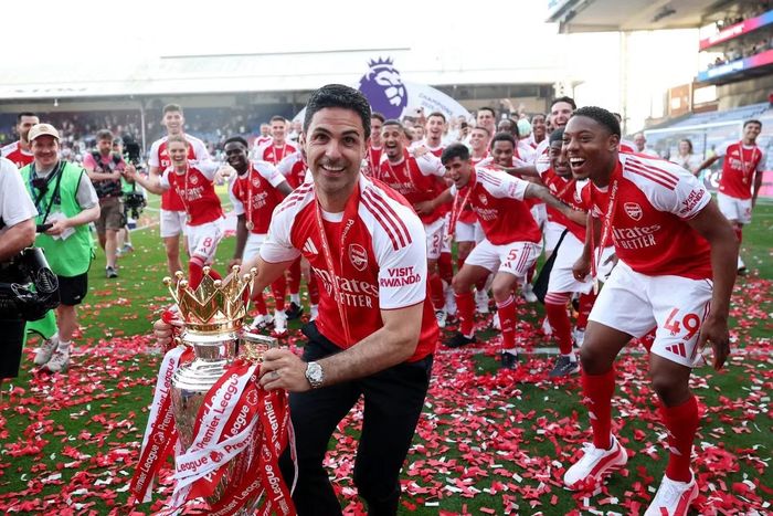  Mikel Arteta ăn mừng chức vô địch Premier League 2025/26 cùng Arsenal. 
