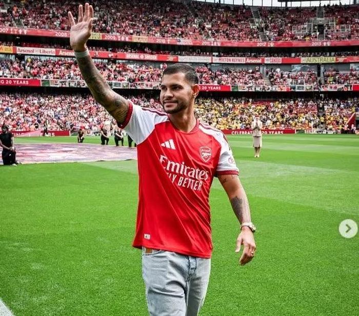  Tân binh đắt giá Bruno Guimaraes đã ra sân chào khán giả Emirates nhưng chưa thi đấu. 