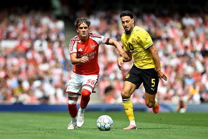  Arsenal (trái) vẫn có nhiều sai sót trong phòng ngự. 