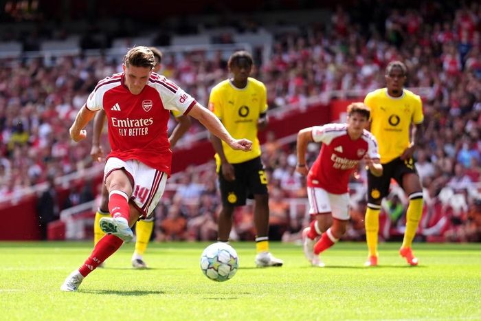  Gyokeres đá thành công quả 11m sau khi Tzolis bị cầu thủ Dortmund phạm lỗi trong vòng cấm. 