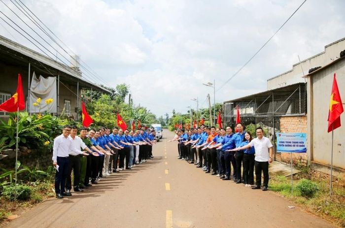 Đại diện Cụm phối hợp hoạt động Bà Rịa - Vũng Tàu cùng lãnh đạo địa phương tại Công trình thanh niên “Tuyến đường Cờ Tổ quốc”.