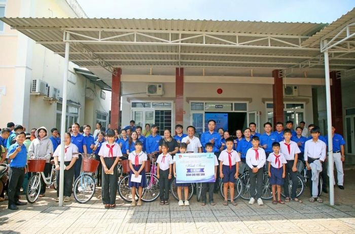 Ban Tổ chức trao tặng xe đạp cho các em học sinh.