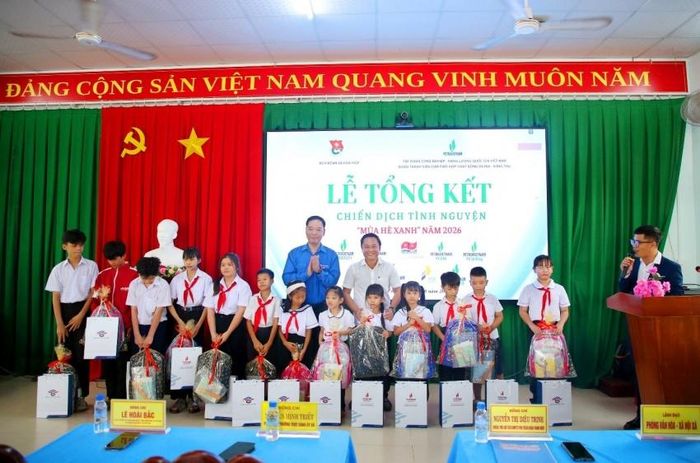 Đại diện Đoàn Thanh niên Cụm phối hợp hoạt động Bà Rịa - Vũng Tàu và chính quyền địa phương trao tặng quà đến các học sinh có hoàn cảnh khó khăn.
