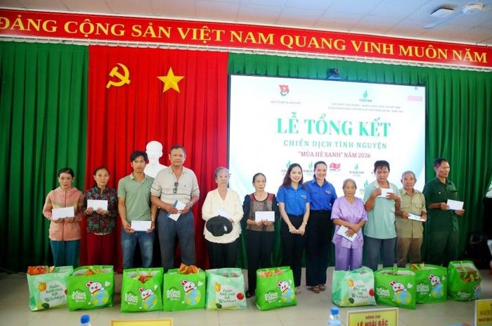Cụm Bà Rịa - Vũng Tàu trao tặng quà cho các gia đình có hoàn cảnh khó khăn.