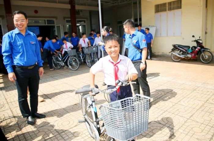 Niềm vui của học sinh khi được trao tặng xe đạp, chuẩn bị cho năm học mới.