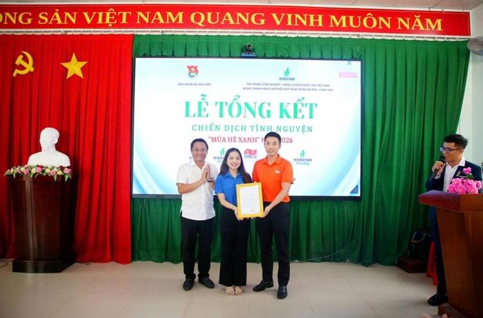 Khen thưởng sinh viên PVU tham gia dạy văn hóa và tiếng Anh cho học sinh trong xã.