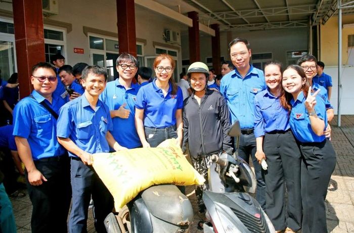 Người dân nhận quà tài trợ phân bón Phú Mỹ từ Cụm phối hợp hoạt động Bà Rịa - Vũng Tàu.