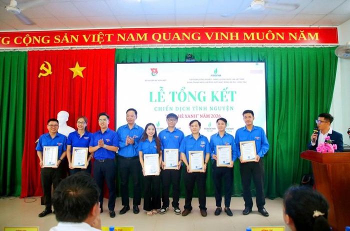 Cụm phối hợp hoạt động Bà Rịa - Vũng Tàu trao giấy khen cho các tập thể đơn vị tham gia chiến dịch.