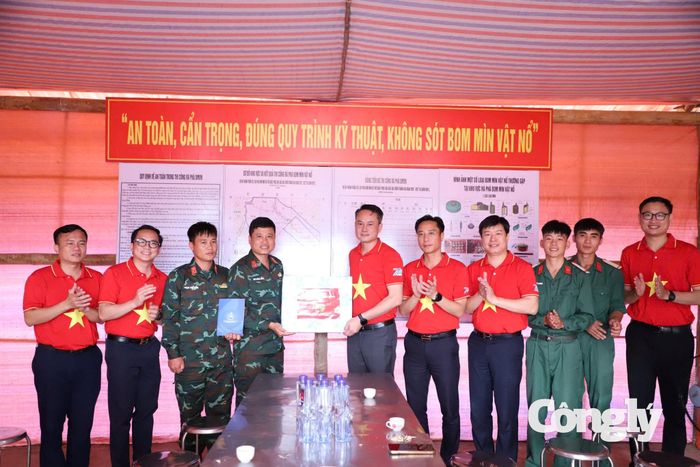 Đoàn thăm, tặng quà đội rà phá bom, mìn, vật liệu nổ Lữ đoàn Công Binh 543, Quân khu 2.