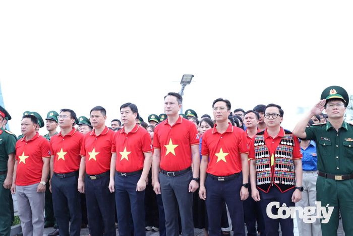 Lễ chào cờ được tổ chức tại cột cờ A Pa Chải (thuộc xã Sín Thầu, tỉnh Điện Biên).