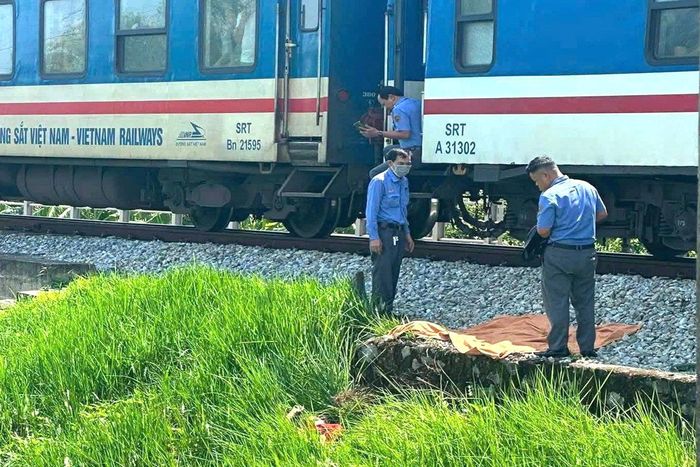 Hiện trường vụ tai nạn đường sắt khiến cụ bà tử vong.