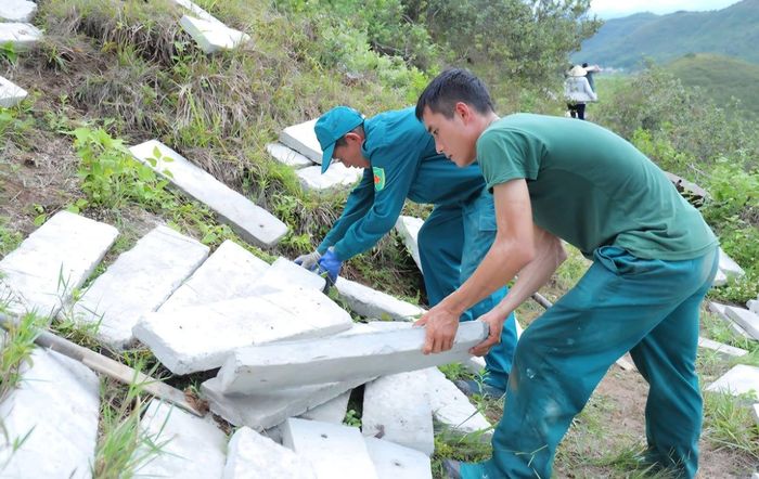 Hàng nghìn cán bộ, chiến sĩ, giáo viên, đoàn viên và người dân xã Lam Thành góp sức vận chuyển hơn 1.500 tấm bê tông lên Núi Nhón để phục dựng dòng chữ “BÁC HỒ SỐNG MÃI”.