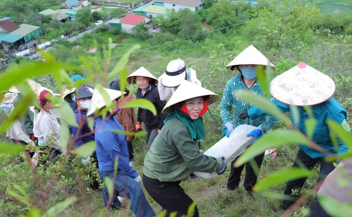 Núi Nhón cao khoảng 150m, địa hình sườn núi dốc, việc mang những tấm bê tông lên từng đoạn núi đòi hỏi sức lực và sự phối hợp của nhiều người.