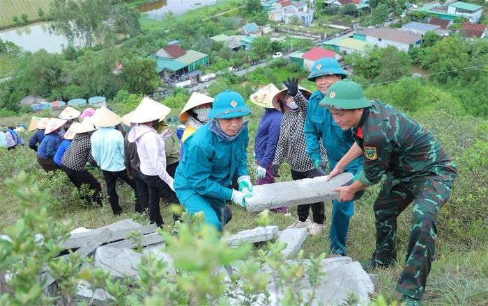 Một “dây chuyền người” được hình thành trên sườn núi.