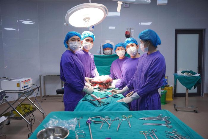 Đội ngũ ê-kíp Bệnh viện Hùng Vương Gia Lai tham gia phẫu thuật. (Ảnh: BV. HVGL).