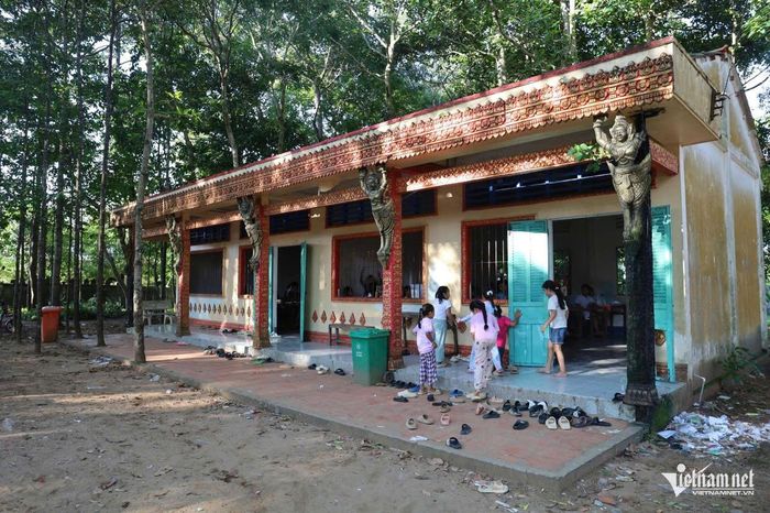 Không gian tổ chức lớp học tại chùa Sóc Tia. Ảnh: Tào Đạt