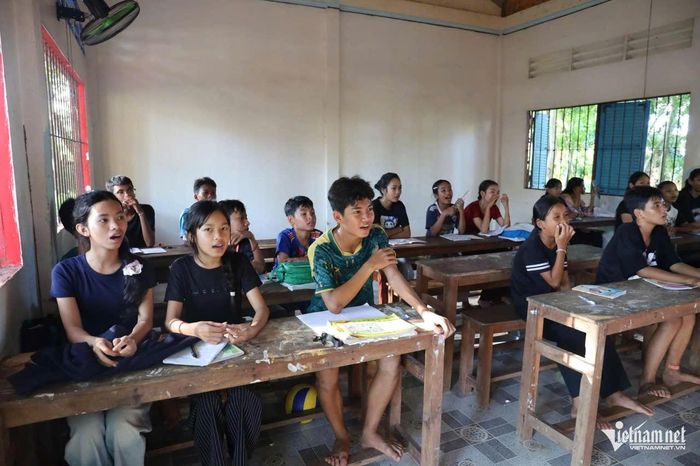 Lớp học giúp các em biết đọc, biết viết và có môi trường sinh hoạt lành mạnh dịp hè. Ảnh: Tào Đạt