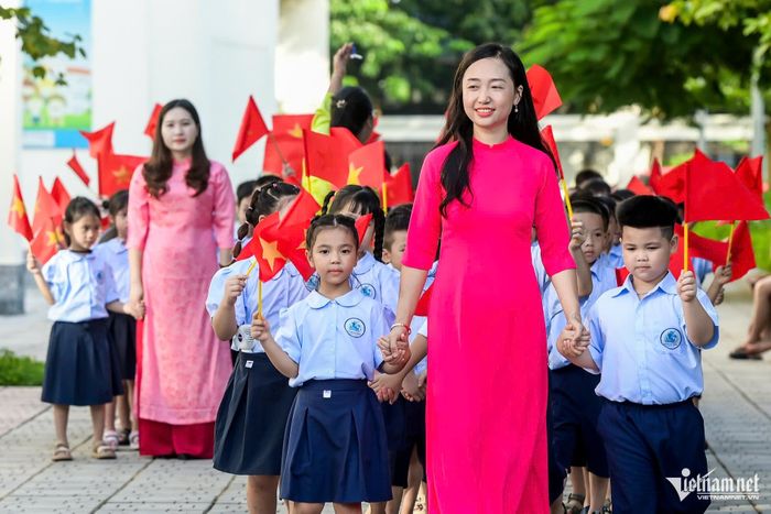 Giáo viên và học sinh tiểu học trong lễ khai giảng. Ảnh: Trọng Tùng