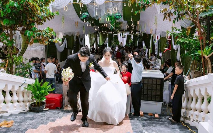 Cô dâu chỉ bước vài bước là về đến nhà chồng 