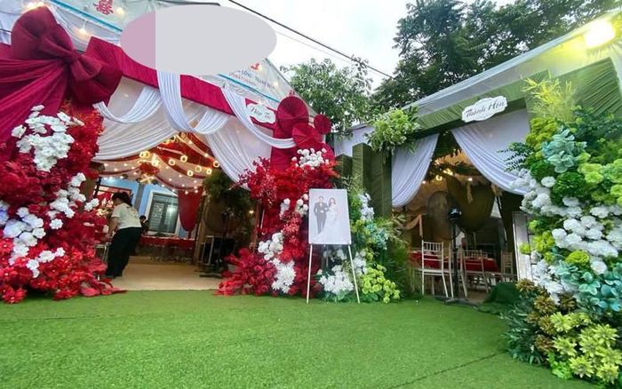 Hai rạp cưới dựng sát nhau, rạp màu đỏ của nhà gái và rạp màu xanh của nhà trai 
