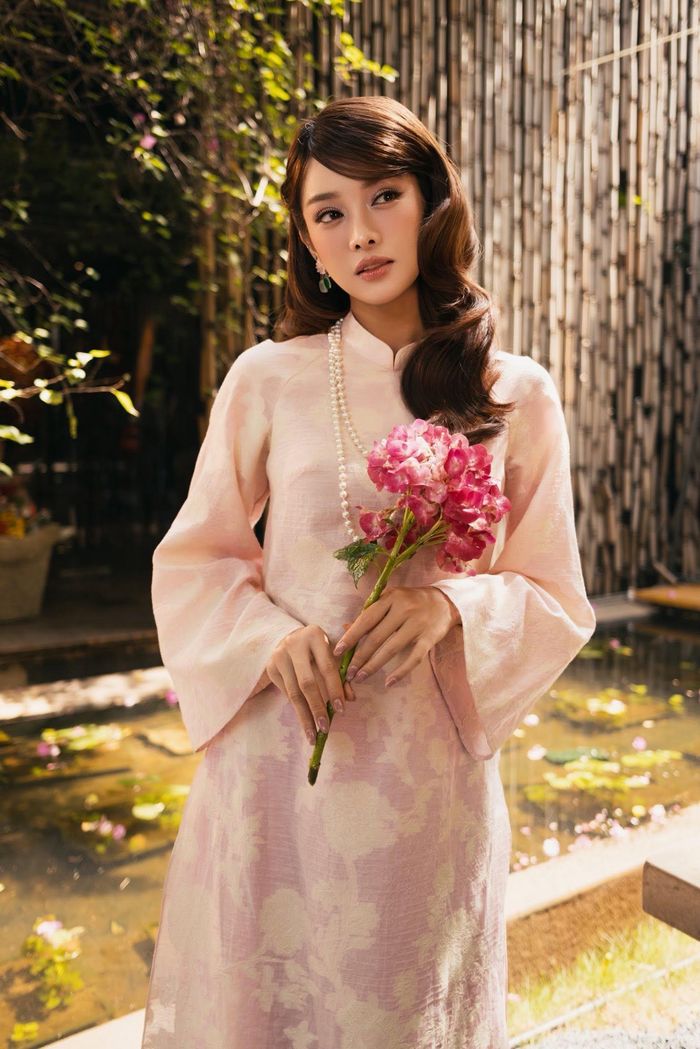 Trình Mỹ Duyên chia sẻ ngoài đời diễn viên Lâm Đức Anh rất vui tính nên mỗi lần diễn cùng nhau. "Có những phân đoạn quay xong cả đoàn đều cười vì mọi thứ diễn ra rất tự nhiên. May mắn là chúng tôi có sự phối hợp khá ăn ý nên khi lên hình, tôi thấy những màn đối đáp vẫn giữ được sự tự nhiên mà đạo diễn mong muốn. Tôi nghĩ chính sự thoải mái đó cũng giúp khán giả cảm nhận được năng lượng tích cực của hai nhân vật", nữ diễn viên nói với VietNamNet.