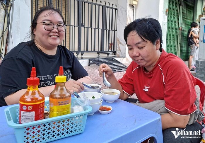 Chị Nguyên (áo đỏ) cho biết các món ăn tại quán đều rất vừa miệng