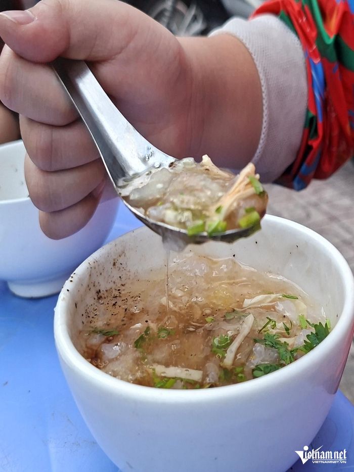 Ngoài ra, món súp cua được nấu sánh mịn với thịt cua, chả lụa xắt sợi... cũng hút khách