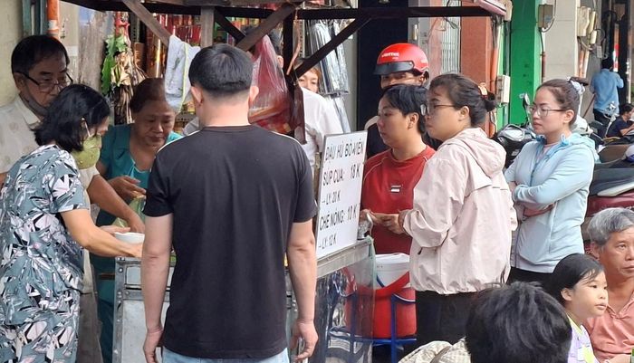Những người "chậm chân" phải đứng xếp hàng chờ đến lượt
