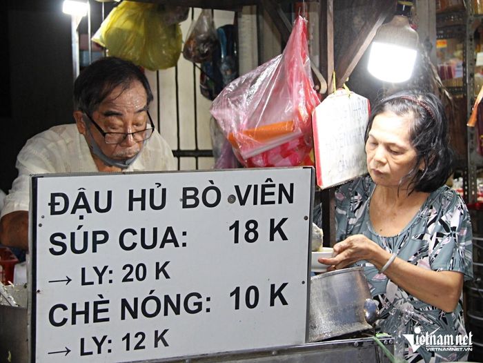 Dù có tuổi nhưng ông Minh bà Sương vẫn duy trì quán ăn vì quen nhịp buôn bán suốt gần 4 thập kỷ