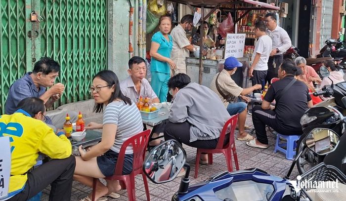 Khoảng 17h, nhiều người dân đến ngồi chật kín quán ăn ở con hẻm nhỏ trên đường Minh Phụng