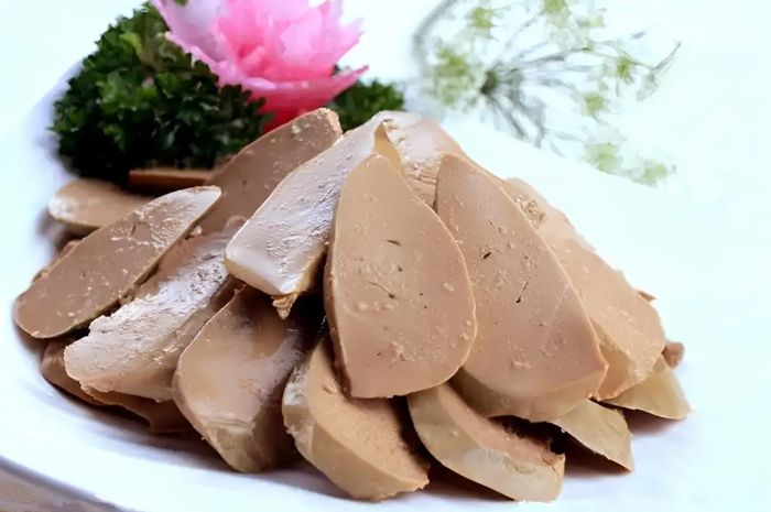Tự động hóa được xem là "vũ khí" giúp ngành gan ngỗng Trung Quốc tăng năng suất vượt trội, thu hẹp khoảng cách với Pháp. Ảnh: Baidu