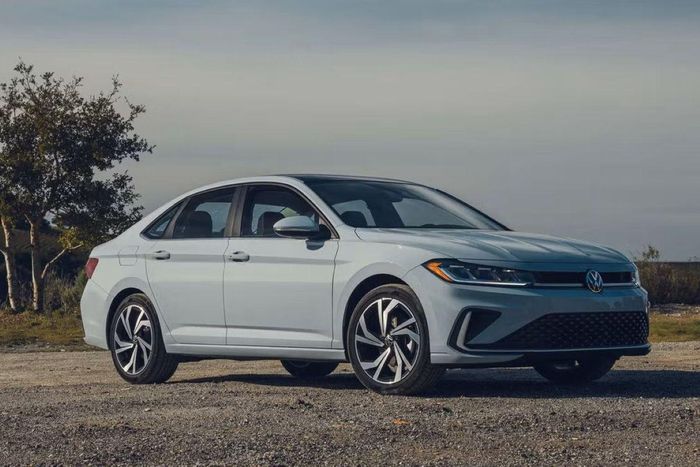 Dù đắt hơn các đối thủ trong danh sách nhưng về cơ bản, giá bán của Volkswagen Jetta vẫn ở mức phải chăng. Ảnh: Car And Driver