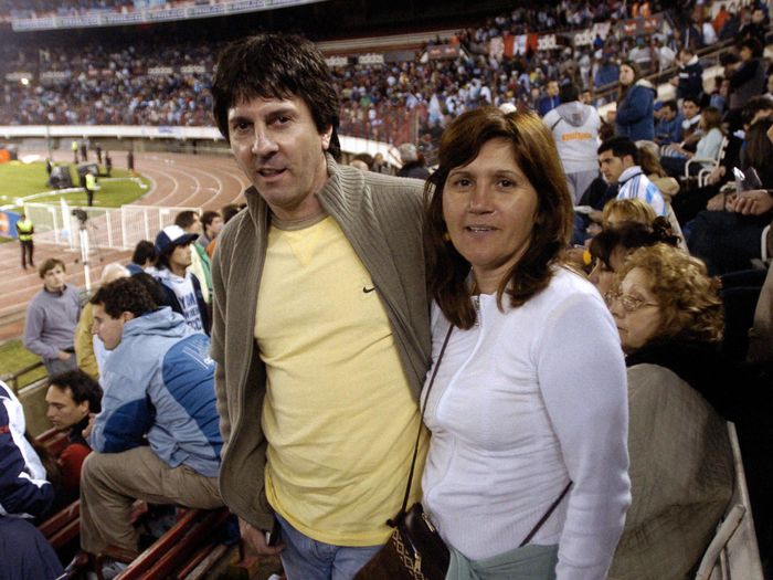 Ông Jorge và bà Celia xem trận vòng loại World Cup 2006 của “cậu bé” Messi, gặp Peru. Ảnh: Clarin