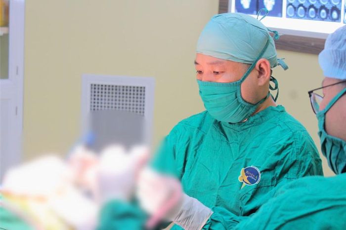 Bác sĩ phẫu thuật cho S. Ảnh: BVCC.