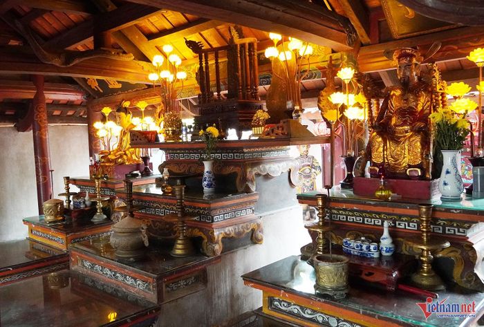 Không gian bên trong trung điện đền Đức Hoàng. 