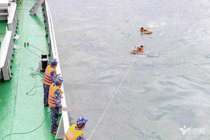 Chị Ph. được lực lượng chức năng tìm thấy sống sót sau 8 giờ bám vào phao và nổi được trên mặt biển. Ảnh: Quang Cường
