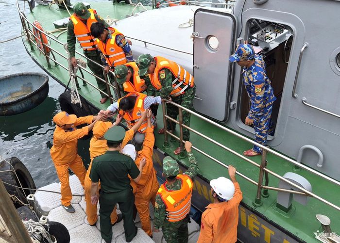 Tàu biên phòng đưa chị Ph. về đất liền