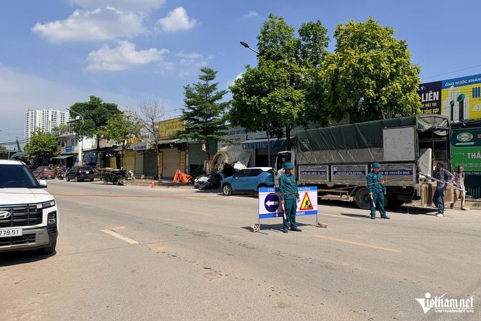 Công an phường, Ban Chỉ huy Quân sự phường cùng lực lượng dân quân tự vệ phong tỏa hiện trường vụ cháy.