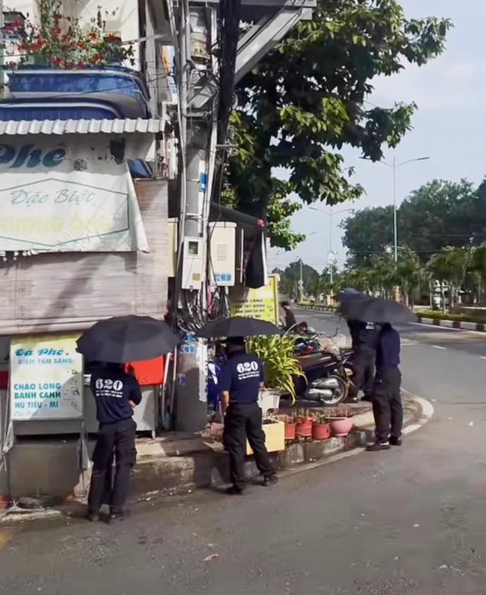 Nhóm Được "Đất Bắc" trong một lần bao vây nhà con nợ để đòi tiền. Ảnh: FBNV.