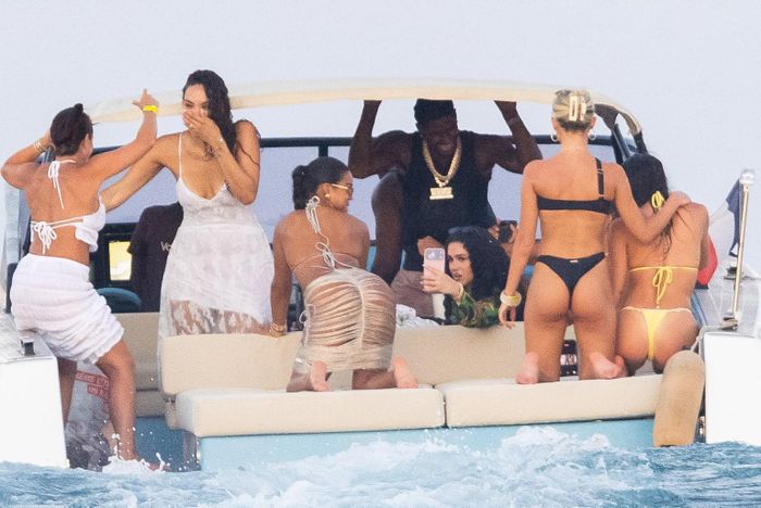 Marcus Rashford trong kỳ nghỉ ở St. Tropez cùng những cô gái mặc bikini - Ảnh: Backgrid